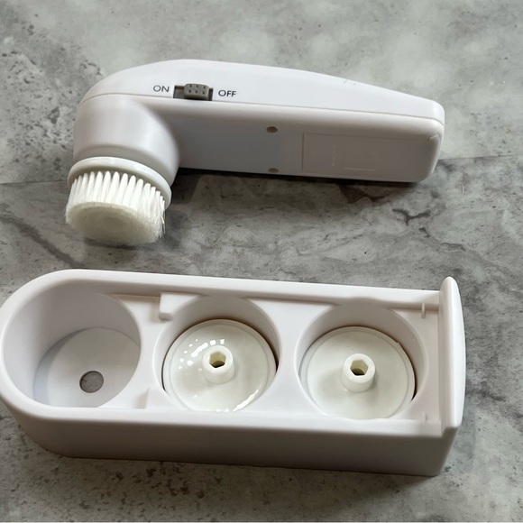 Other - White Spinning Facial Cleansing Brush with 3 refills‎